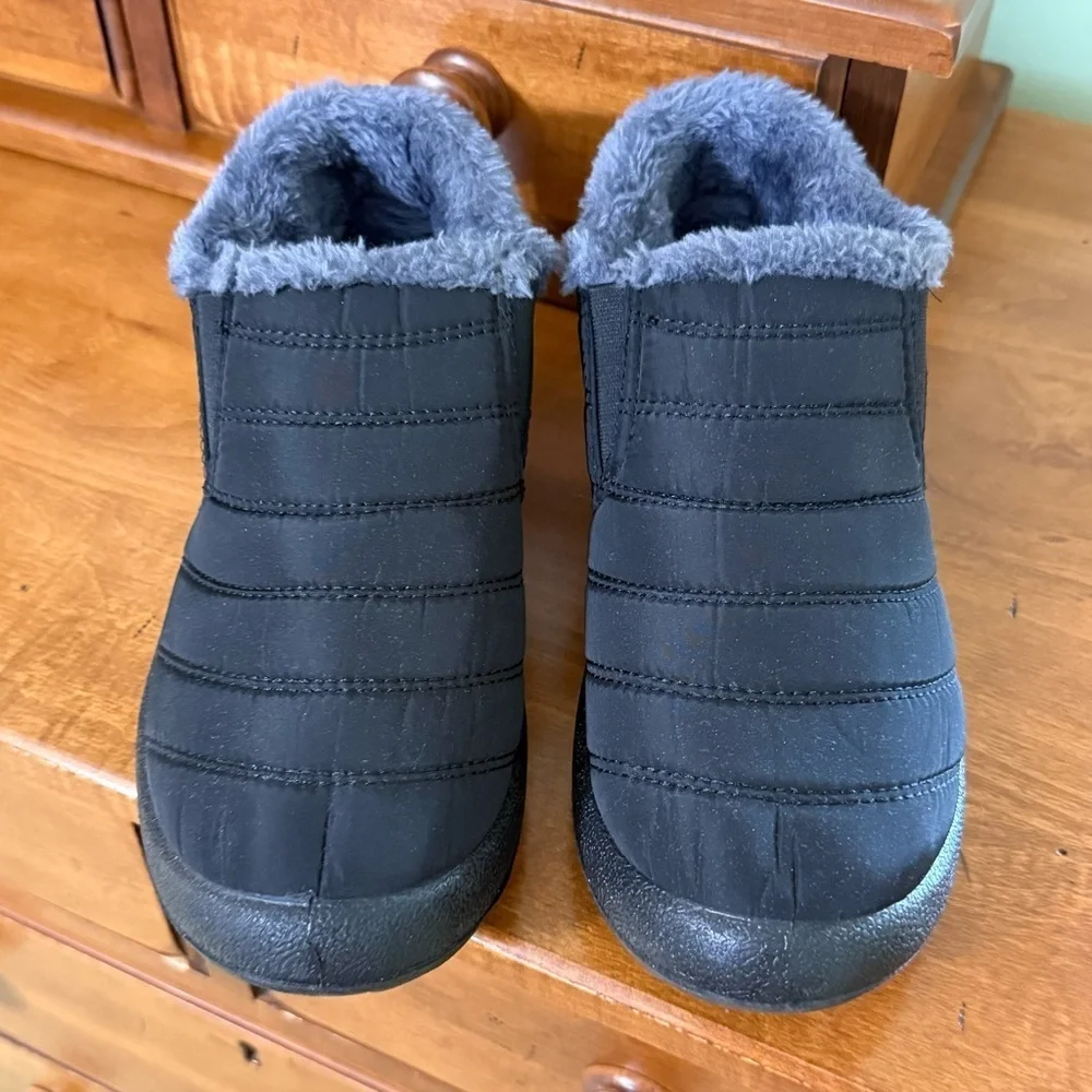 BJ women’s warm and comfortable snow boots black size 9.5 lined with rubber sole